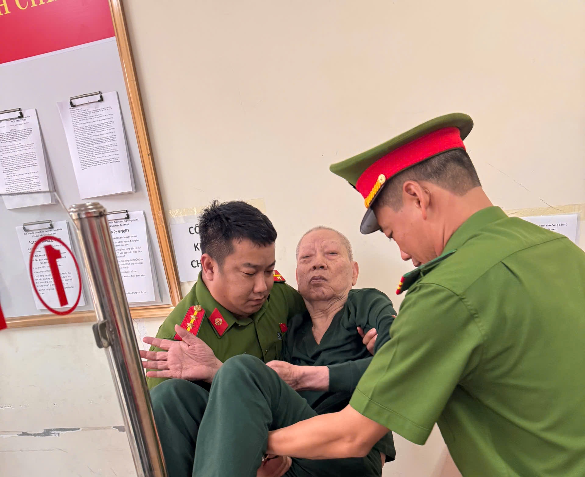 Công an phường An Biên: Hỗ trợ người lớn tuổi thực hiện định danh điện tử mức 2